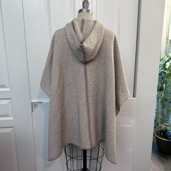 *Soft Luxury * Nordstrom 100% Cashmere Hooded Pattern Poncho BNWT Free Shipping - Picture 3 of 10